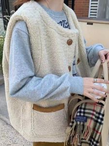 เสื้อกั๊กขนแกะสองด้านทรงหลวมสบาย ๆ สำหรับผู้หญิง ฤดูใบไม้ร่วง/ฤดูหนาว เสื้อกั๊กขนสัตว์แบบสวมหัว ปกขนสัตว์ กระดุมแถวเดียว กระเป๋าสองข้าง