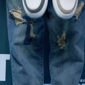 ชุดรองเท้าที่น่ารักมืออาชีพ: รองเท้าผู้ชาย บางระบายอากาศได้ ทนต่อการสึกหรอและไม่ลื่น รองเท้าผ้าใบตาข่าย แฟชั่นสบาย ๆ บาตู้ รองเท้าแตะครึ่ง