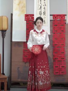 Seluruh Set Skirt Muka Kuda 2024 Pakaian Baru Pakaian Roti Bakar Pengantin Kemeja Bahu Gaun Pertunangan Pakaian Perkahwinan a Cina Baru