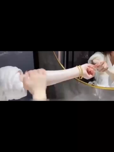 ผิวขาว และผิวแทน!ใส่นมจากคาลันฮาแล้วกอดกัน