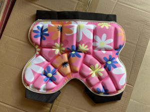 กางเกงกันล้มสำหรับเด็กชายและหญิงที่ป้องกันสะโพกของสเก็ตโรลเลอร์สเก็ตอุปกรณ์ป้องกันสำหรับเล่นสเก็ตสกีและเล่นสกีสเก็ตสเก็ตบอร์ดรถสมดุลแผ่นรองก้นสีชมพู