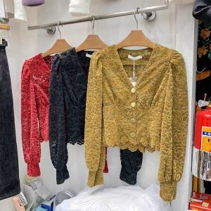 เสื้อเชิ้ตผู้หญิงคอวีแขนพองทรงเข้ารูปสั้นพื้นผิวเนื้อผสมลูกไม้สไตล์ฤดูใบไม้ร่วง 2024 เสื้อเชิ้ตผู้หญิงสีพื้นทันสมัย