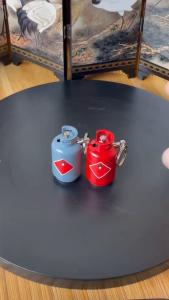Đồ treo móc khóa hình bình mini 2 màu đỏ - xám kim loại siêu cute