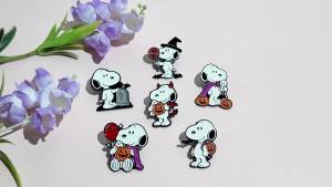 Bandai | 14 Chiếc Chó Lễ Hội Halloween Series Men Chân Anime Chó Trắng Thổ Cẩm Huy Hiệu Kim Loại Cho Ba Lô Quần Áo Món Quà Trang Sức
