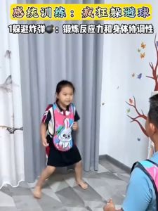 Set áo chơi trò ném bóng dính kèm bóng và ruy băng cho bé và ba mẹ vui chơi. Đồ chơi vận động