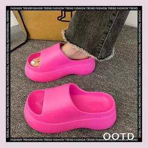 LKfashion ของดีบอกต่อ รองเท้าแตะแบบสวม พื้นหนา 1.7 นิ้ว สีสันคือโดนมาก ทำจากยาง EVA คุณภาพดี ทนทาน กันน้ำ มีกันลื่น มีให้เลือก 4 สี งานดีขนาดนี้ ต้องมีแล้วป่ะ