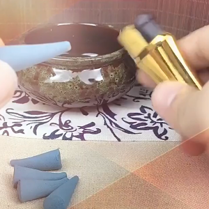 Tempat Kemenyan Keramik Kerucut Pembakar Dupa/Dupa Kayu Cendana Ornamen Rumah Ukuran 9.5x7cm