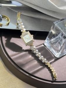 Đồng Hồ Nữ Cao Cấp Mặt Quartz Với Dây Đeo Ngọc Trai Nhỏ Hai Hàng Và Thiết Kế Lãng Mạn Kiểu Pháp Đính Kim Cương Vuông Sáng Lấp Lánh