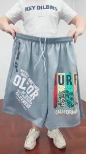 กางเกงขาสั้นกีฬาแฟชั่นใหม่สำหรับผู้ชาย กางเกงขาสั้นทรงตรงพิมพ์ลายหลวมๆ ขนาดใหญ่ เอวยางยืด