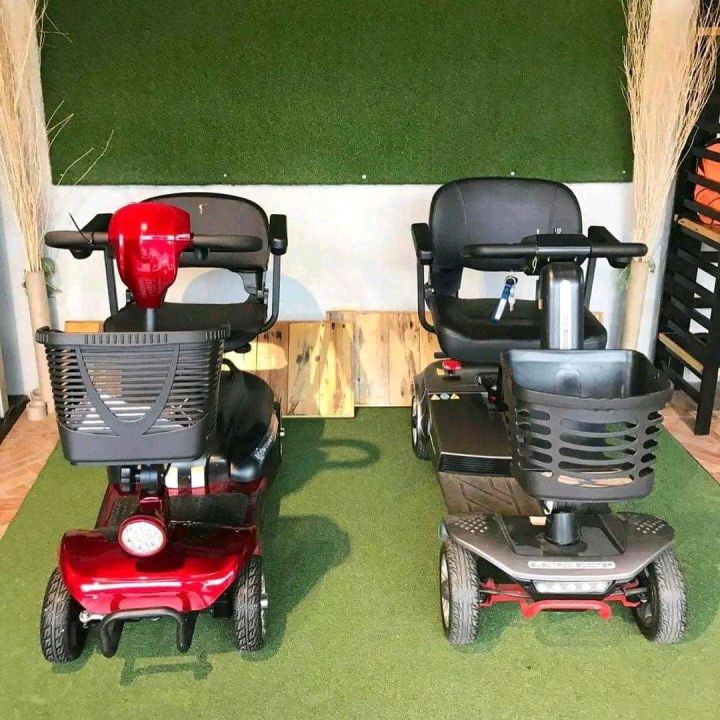Electric%20mobility%20scooter%20with%20black%20seat%20and%20basket.%20110cm%20length,%2052cm%20width,%2097cm%20height.%20Adjustable%20armrests%20and%20footrest.%20-%20Image%202