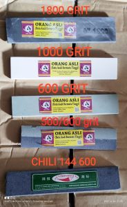 BATU ASAH PISAU SADAP ATAU PISAU DERES BERBAGAI BENTUK HALUS DAN KASAR MULAI DARI 500 GRID SAMPAI 1800 GRID MENYESUAIKAN DENGAN PISAU SADAPNYA UNTUK TIPS MEMILIH GRID YANG RENDAH UNTUK BATU ASAH YANG KASAR SEMAKIN TINGGI GRID BATU ASAH SEMAKIN HALUS