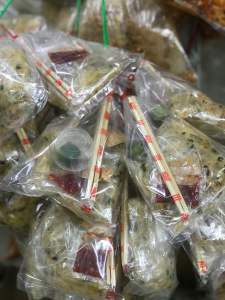 Bánh tráng dẻo mỡ hành ăn cùng ớt rim siêu dính.