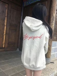 เสื้อสเวตเตอร์มีฮู้ดแบบมีฮู้ดพิมพ์ลายตัวอักษรแบบมีฮู้ดสำหรับผู้หญิงในฤดูใบไม้ร่วงและฤดูหนาวปี 2024 ทรงหลวม แขนยาว คอตตอน 100%