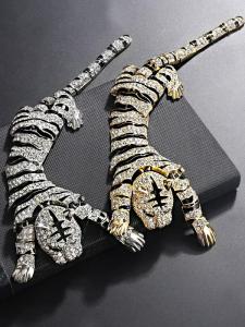 Weiman Classic Alloy Bear Chest Pin Original Design Winter Clothing Accessory in Silver or Gold Plated for Men