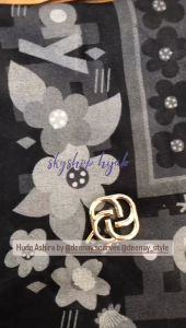 SKYSHOP HIJAB HUDA ASHIRA SERIES BY DEENAY SIZE 115 X115CM BAHAN VOAL FINISHING SEWING KERUDUNG SEGIEMPAT MURAH