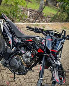 DECAL CRF 150 L FULL BODY WARNA HITAM COMBINASI STABILO PREMIUM SUDAH DI CUTING BEBAS CUSTOM