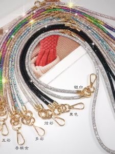 สร้อยข้อมือโทรศัพท์มือถือแบบสามในหนึ่งพร้อมโซ่สะพายข้าง โซ่สะพายไหล่ โซ่สะพายคอ จี้แฟชั่น แผ่นรอง ประดับเพชรเทียม แบรนด์เนม ไม่มีแบรนด์