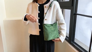 SEA YADOU  กระเป๋าผู้หญิงรุ่นใหม่สไตล์เกาหลีกระเป๋าทรงถังความรู้สึกระดับไฮเอนด์กระเป๋าสะพายข้างสำหรับผู้หญิงแมทช์ลุคง่ายกระเป๋าโท้ทแฟชั่นสีพื้น