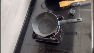 Charissa กระทะก้นลึก กระทะเคลือบหินอ่อน สามารถใช้เตาแม่เหล็กไฟฟ้าได้ หม้อเทฟล่อน มีด้ามจับ 18/20cm. ไม่ติดกระทะ