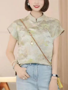 Shalldoer | เสื้อเชิ้ตคอตั้งแขนสั้นสไตล์จีนใหม่สำหรับผู้หญิง ฤดูร้อน 2025 ทรงหลวม สไตล์ย้อนยุค เสื้อผ้าทำงาน แขนสั้น ปกโปโล ปิดด้วยกระดุม