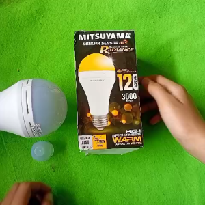H79 Lampu Sensor Cahaya OUTDOOR INDOOR SENSOR UV Ultraviolet HEMAT ENERGY FITING E27 LED 12W W WATT ORI 100% HEMAT ENERGY WARNA KUNING SINAR CAHAYA ROOM lamp CoolDaylight Samsung teknologi Eye Comfort auto padam ketika pagi Fluks FITUR : -Fitting E27 Sen