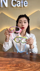 Kính bơi gọng rộng kèm nút tai phù hợp đi bơi và lặn