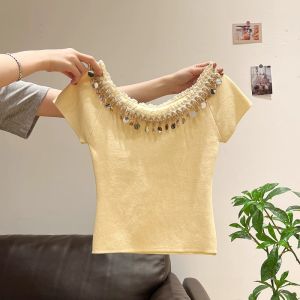 WANGGONGZHU | เสื้อยืดแขนสั้นไหล่เดียวถักหนักสำหรับผู้หญิงในช่วงฤดูร้อนปี 2025 ดีไซน์เก๋ไก๋ เสื้อผ้าทำงานสไตล์เกาหลีหลวมๆ สีพื้น