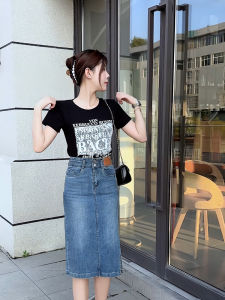 เสื้อยืดคอกลมแขนสั้นพิมพ์ลายตัวอักษรสีดำ แฟชั่นฤดูร้อน 2025 เสื้อผ้าผู้หญิงแบบลำลอง คุณภาพระดับพรีเมียม แขนสั้น สไตล์เกาหลี