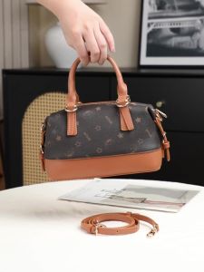 Disney Stitch Embroidered Noble Womens Crossbody Bag New Lightweight Luxury Handbag Stable Womens Handbag