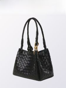 Elegant Woven Leather Bucket Bag Large Capacity Fashionable Crossbody Basket Handbag for Women Stylish Soft Handle Tote Bag