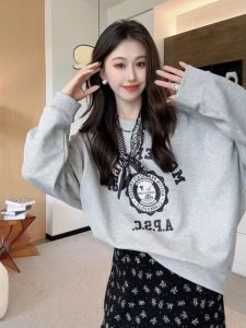 เสื้อฮู้ดคอกลมแขนยาวลายพิมพ์ผ้าฝ้ายสีเทาสำหรับผู้หญิงในช่วงต้นฤดูใบไม้ร่วง สไตล์อเมริกันย้อนยุค ทรงหลวม ทรงหลวม สไตล์ลำลอง