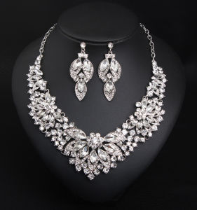Fashion Crystal Gem Luxury Alloy Necklace and Earring Set Womens Dinner Exaggerated Decorative Clavicle Necklace Accessory