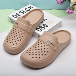 รองเท้าแตะส้นแบนแบบสวมสำหรับผู้หญิงในช่วงฤดูร้อน รองเท้าแตะชายหาดแบบมีรู รองเท้าแตะแบบสวมหัวแบบมีรูปทรงเรขาคณิตแบบนิ่มและสบาย