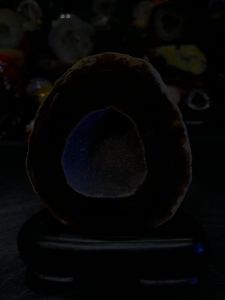 Blingbling闪闪细沙软糖⭐️✨ 原皮原矿红玛瑙钱袋💯天然就是那么闪的软糖满天星结晶👍 圆美蛋形🥚 + 特制实木底座  玛瑙高raw agate height: 10cm  宽raw width: 9cm x 4cm  净重raw weight: 0.43kg 含底座高total height: 12.5cm  底座宽total width: 11cm x 6cm  总重total weight: 0.5kg