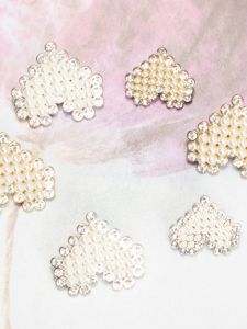 กระดุมหัวใจลูกปัดโลหะสีทองสีเงินสำหรับผู้หญิง กระดุมทรงไม่สมมาตร กระดุมสำหรับเสื้อผ้าโรงเรียน กระดุมหัวใจรูปหัวใจ กระดุมหัวใจรูปหัวใจ