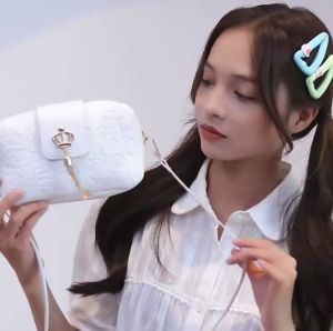 กระเป๋าสะพาย คุณว่าง โทรศัพท์ ปูมือ เปิดตกแต่งจีมงกุฎ ลายน่ารัก จุของได้เยอะ งานเกรด K084