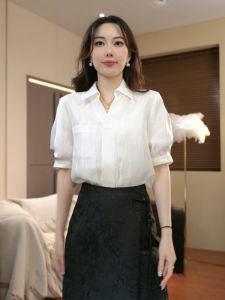 เสื้อเชิ้ตคอวีแขนสั้นสีขาวทรงหลวมสไตล์ฤดูร้อนสำหรับผู้หญิง ทรงหลวม แขนสั้น คอวี สีพื้น ทรงปกติ ผ้าโพลีเอสเตอร์