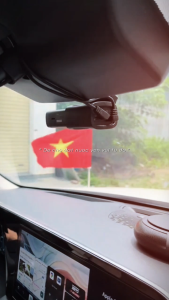 Cờ Việt Nam gắn Capo trang trí xe ô tô đế mạ vàng hít chân không chắc chắn
