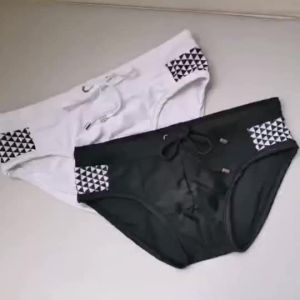 Quần Bơi Nam UXH Có Đệm Nâng Mông Kiểu Dáng Thời Trang Họa Tiết Tam Giác Đồ Bơi Lướt Sóng Quần Short Đi Biển Chất Liệu Polyester Và Elastane.