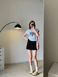 กระโปรงยีนส์ทรงเอเอวสูงลายจุดสีดำสำหรับผู้หญิงในช่วงฤดูร้อน สไตล์ลำลอง เอวสูง ทรงเข้ารูป กระโปรงสั้นทรงเข้ารูป