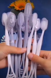 Hộp 8 Chiếc Bàn Chải Đánh Răng Siêu Mềm Kèm Cạo Lưỡi