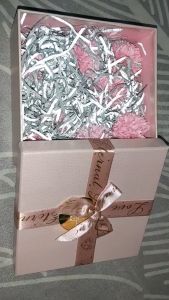 Hộp đựng quà có hoa nhựa và giấy rơm lót sang trọng thích hợp Quà Tặng 8/3 Sinh Nhật Valentine Dịp Lễ