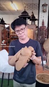 แมลงภู่คำเป็นเครื่องลางของขลัง แมลงต่อเงินต่อทองมงคลค้าขายร่ำรวยมีแต่โชดดี แมลงภู่คำราคาต่อ1คู่สีเงินสีทอง แกะสลักโดยช่างฝืมือชั้นครูใช้ไม้สักทองมงคล งานแฮนเมค100%มี3ขนาด4นิ้ว8นิ้ว10นิ้ว