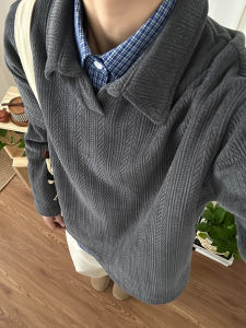 เสื้อโปโลคอปกแขนยาวสีเทาเข้มสไตล์อเมริกันย้อนยุคสำหรับผู้ชาย เสื้อเชิ้ตคอกลมลายทาง ทรงหลวม ผ้าฝ้ายผสม