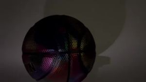 HOLOWIN Holographic Luminous Soccer Ball for Night Games & Training Glowing in The Dark Light Up Reflective with Camera Flash Reflects Light Toy Gifts for Boys Kids & Men (Size 5)