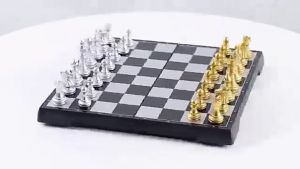 Mainkan Catur dengan Gaya - Papan Catur Magnetik dengan 32 Potongan Catur Emas & Perak