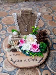Tempat kalung cincin alas kayu bulat bunga