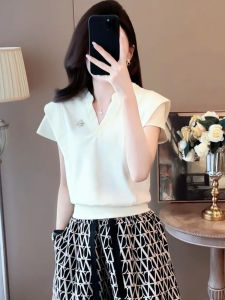 Summer 2024 Fashion V-Neck Loose Fit Short Sleeve T-Shirt Womens Korean Style Slimming Casual Top Waist-Cinching Trendy