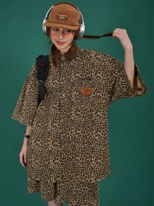 เสื้อเชิ้ตแขนสั้นลายเสือดาวหลวมๆ สไตล์อเมริกัน ทรงหลวมๆ สำหรับฤดูร้อน ปี 2025 เสื้อเชิ้ตคอเหลี่ยมทรงปกติ