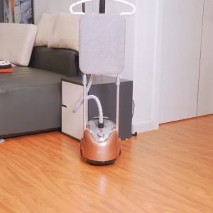 Bàn là hơi nước cây đứng Bàn ủi hơi nước đứng công suất 2000 W kèm cầu là tiện lợi